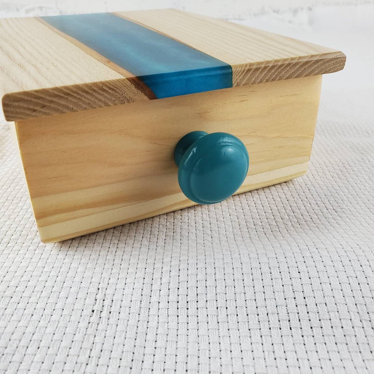 Oniixed's tweet image. Little live edge river keeper 

@defiantarts.co
@totalboat
#woodshop #woodworking #woodworkersofinstagram #woodworker #woodart #woodworkingshop #cabinetmaker #woodcraft #diy #maker #furnituremaker #craftsman #epoxyart #resinart #epoxy #resin  #mainewoodworker #mainelife #mainely