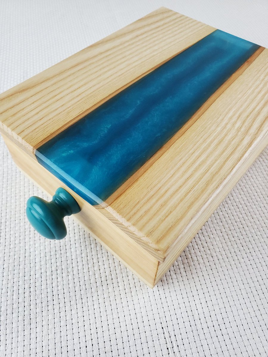 Oniixed's tweet image. Little live edge river keeper 

@defiantarts.co
@totalboat
#woodshop #woodworking #woodworkersofinstagram #woodworker #woodart #woodworkingshop #cabinetmaker #woodcraft #diy #maker #furnituremaker #craftsman #epoxyart #resinart #epoxy #resin  #mainewoodworker #mainelife #mainely