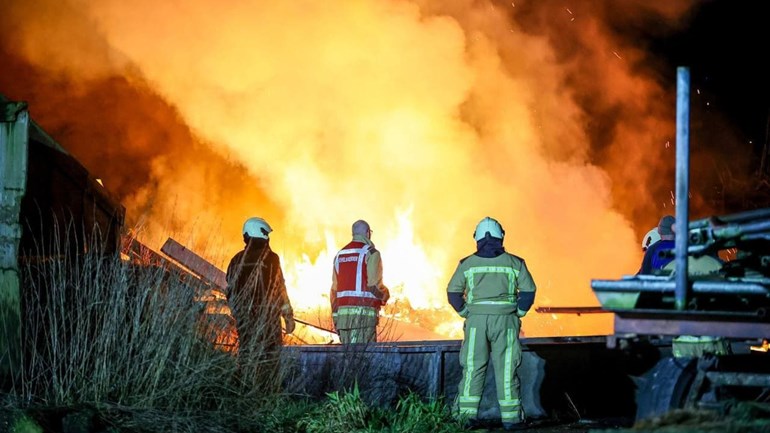 Brandweer laat blussen achterwege bij brandende stapel afval..
