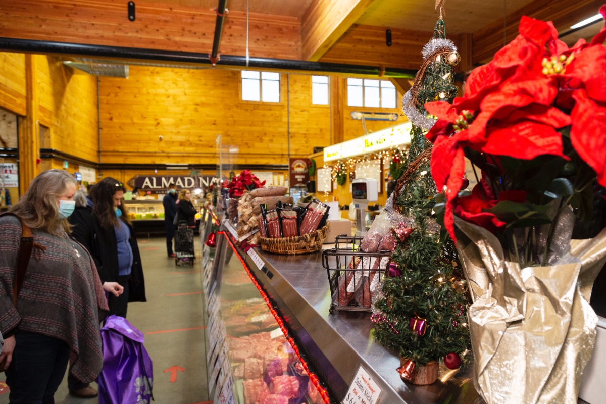 The St. Jacobs Farmers’ Market remains open for essential shopping in January and curbside pickup for non-food vendors. Have a safe shopping experience Saturday until 3:30 pm. Remember your Mask! #stjacobsmarket #wrunited #SafeTravels #shoplocal
