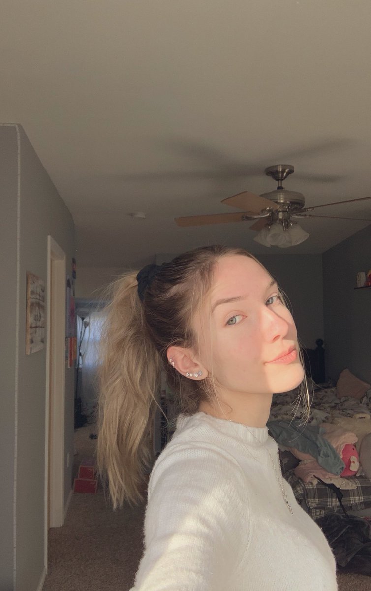 taylor_lynnb's tweet photo. 2 different work outfits, lolllll hehe🦋 https://t.co/gMU3cIN0vI