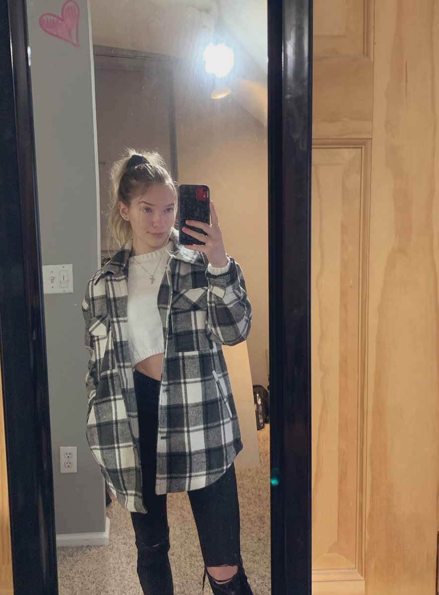 taylor_lynnb's tweet photo. 2 different work outfits, lolllll hehe🦋 https://t.co/gMU3cIN0vI
