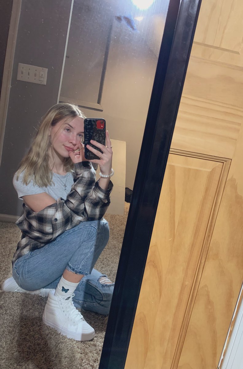 taylor_lynnb's tweet photo. 2 different work outfits, lolllll hehe🦋 https://t.co/gMU3cIN0vI