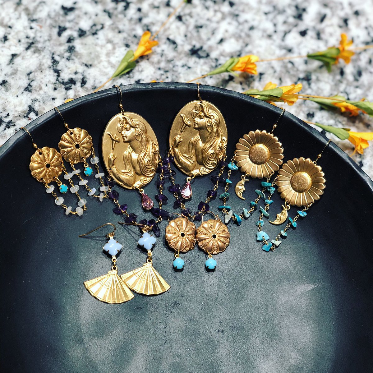 I need 2 more sales to hit my goal for today!! Who’s gonna be my second sale?!? Still some pretties left from my update yesterday!! Etsy.com/shop/Gigisearr…
