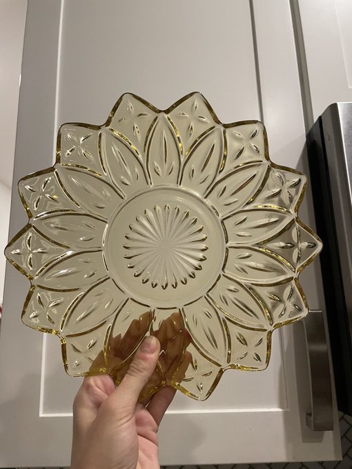 looking for matching pieces for these vintage glass plates, i only have three of them and i would die