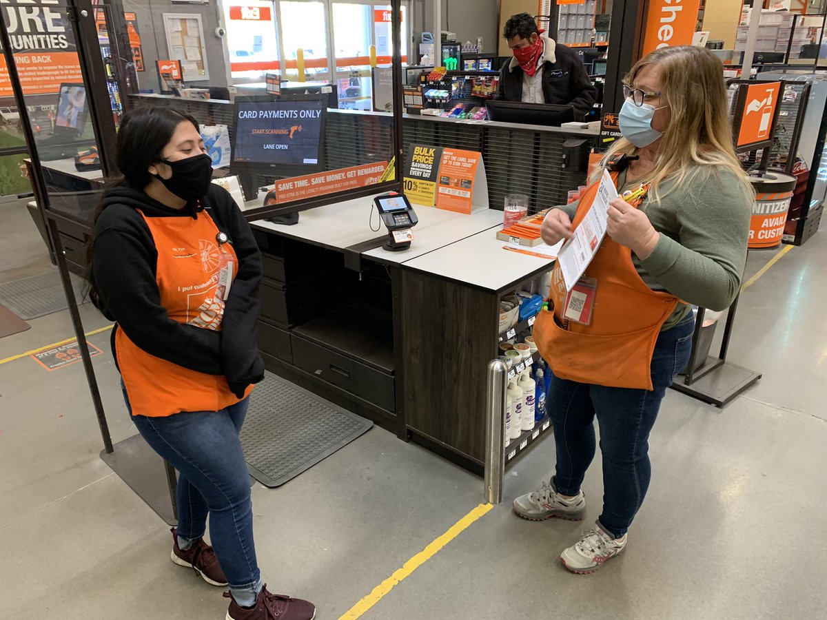 AFilantres's tweet image. CAUGHT IN THE ACT! Head cashier Tammy caught red-handed teaching coaching and training one of our newest cashiers Katelynn about driving credit!! Katelynn already has two cards today!! Great job to both!!
#Team0473 
#D66proud 
#GET 

@GPsharkz @D66Celest @Phil_Goosic @Hmrhd1953