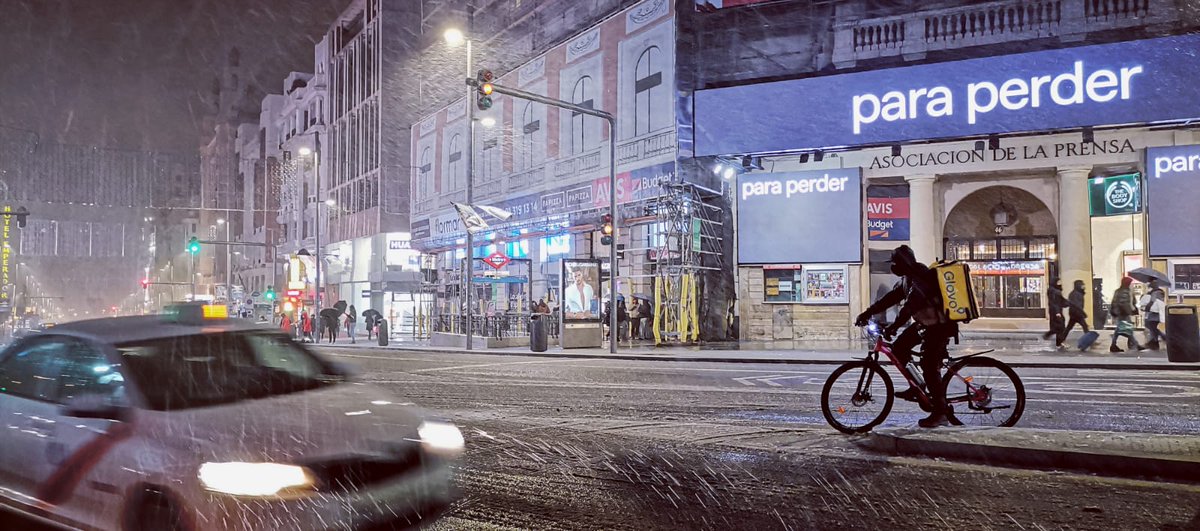 Moratacleta's tweet photo. Los riders de #glovo trabajando esta noche en Madrid bajo la nevada.
@ridersxderechos @ridersxdMAD https://t.co/EBvuZqid8v