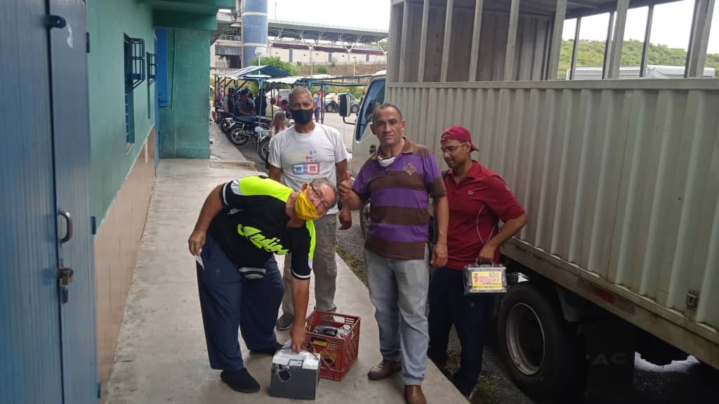 MBSPTVMIRANDA17's tweet photo. transportistas de los valles del Tuy fuero atendidos con batería y aceite  atravé de la casa de transportistas de fontur gracias a la política del  gobernador Héctor Rodríguez ministro Hipólito ingeniero Francisco Garcés y Jorge mujica presidente MBSPTV @FonturOficialve https://t.co/XDmlq90fku