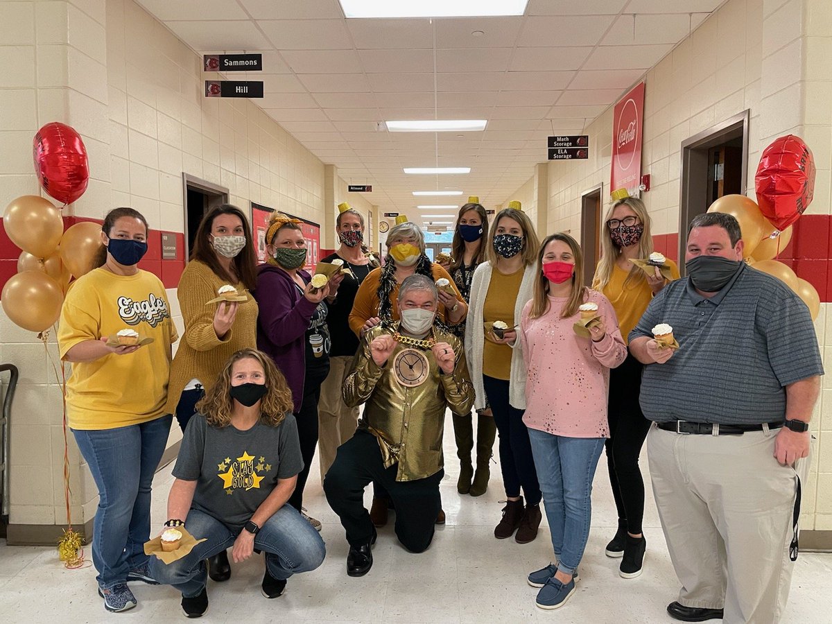 MrsLewisBCMS's tweet photo. BCMS 7th grade team was decked out in gold today. 
#BeBCMS #ourscholarsaresolidgold https://t.co/DmIuB6a0vz
