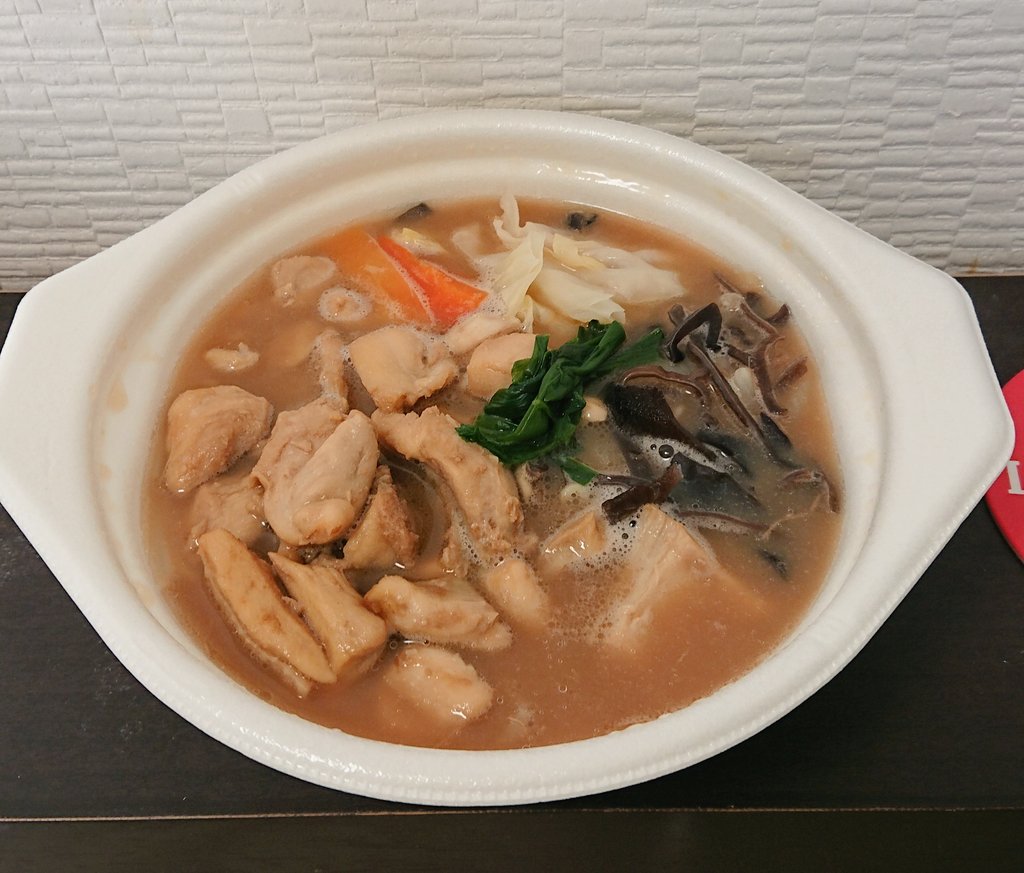 kehukahi_2nd's tweet photo. セブンの食べ物はどれも美味しいなぁ。#鶏鍋豚骨醤油味 #高たんぱく #239kcal #塩分は高め https://t.co/QhHQ35IcTi