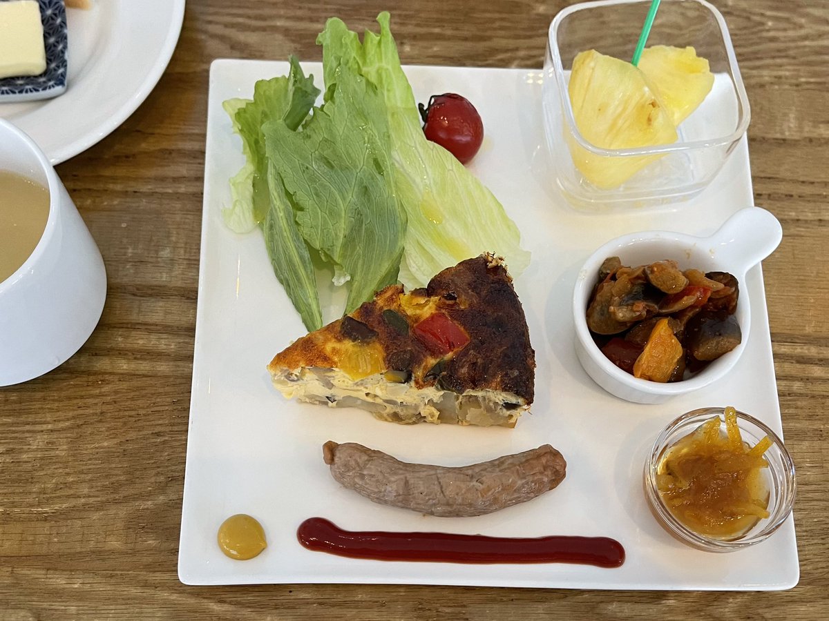 nobi's tweet photo. #PatInn @inn_pat の朝食はいつもステキ。
食べてたら太陽も出てきた。
#ogasawalove https://t.co/Rwu9lNRzAE