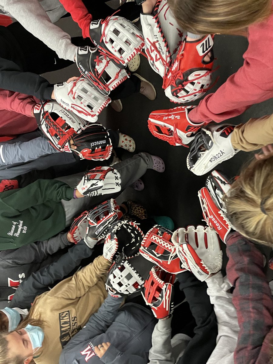 brook_jenkins15's tweet photo. we are blessed beyond measure!!!! before the holiday’s, we got to design our very own @MarucciSports glove!!! they finally came in and we are in love! it’s a great day to be a lady tiger!!!! #WinTheDay https://t.co/VjxkZJJhji