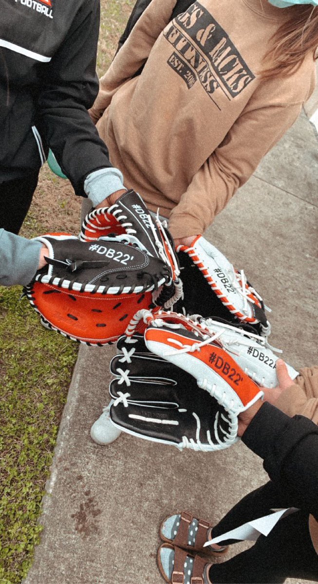 brook_jenkins15's tweet photo. we are blessed beyond measure!!!! before the holiday’s, we got to design our very own @MarucciSports glove!!! they finally came in and we are in love! it’s a great day to be a lady tiger!!!! #WinTheDay https://t.co/VjxkZJJhji