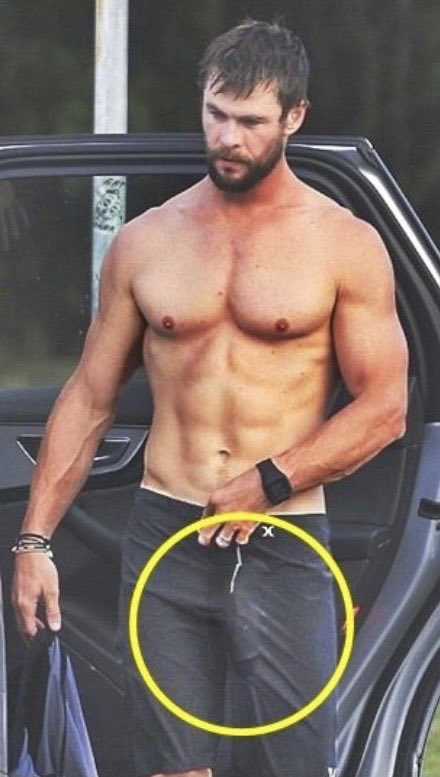 Chris Hemsworth is a god on earth.. look at that ass and bulge.