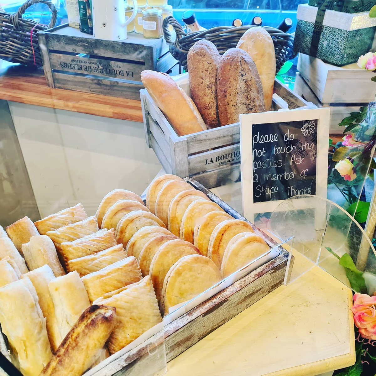 RhonddaRen's tweet photo. Delicious looking food in The Deli &amp; Bakehouse, Hannah Street, #Porth. 🍯🍪🧀 Their Facebook page is here: https://t.co/IY7uHiGeZJ &amp; they've asked if people could please share it. 😊🧁 #Rhondda #PositivePorth #RCT https://t.co/vEoqtqhznV