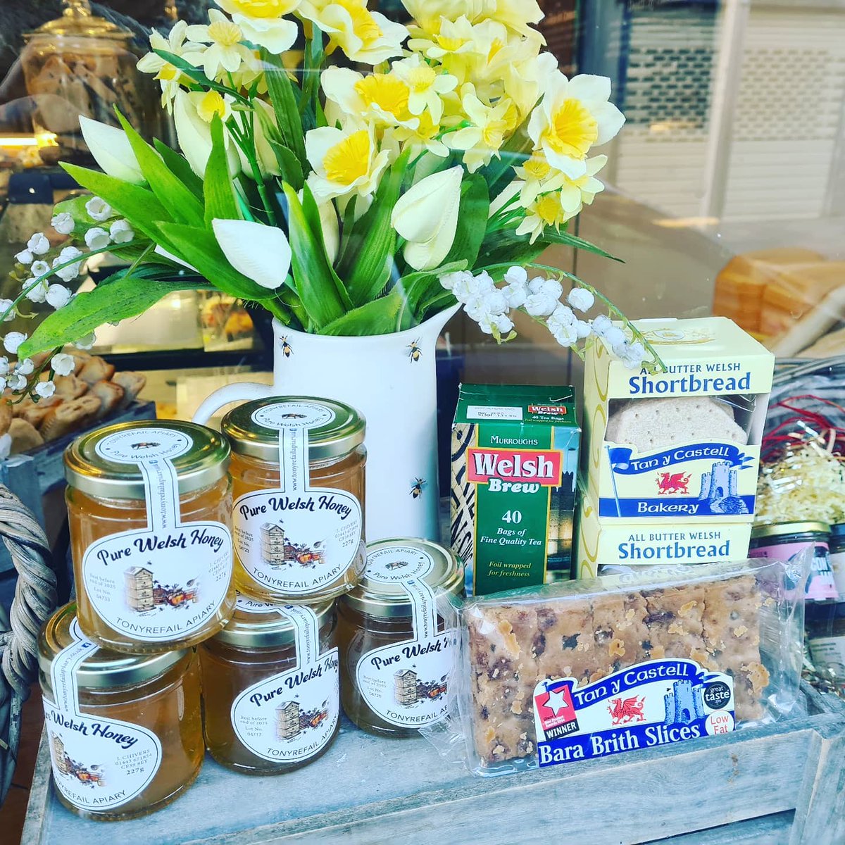 RhonddaRen's tweet photo. Delicious looking food in The Deli &amp; Bakehouse, Hannah Street, #Porth. 🍯🍪🧀 Their Facebook page is here: https://t.co/IY7uHiGeZJ &amp; they've asked if people could please share it. 😊🧁 #Rhondda #PositivePorth #RCT https://t.co/vEoqtqhznV