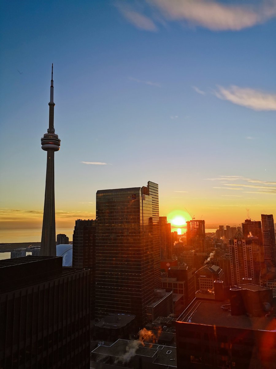 Happy weekends! What a beautiful sunset today🧡

#Toronto #condos #picoftheday #FridayVibes