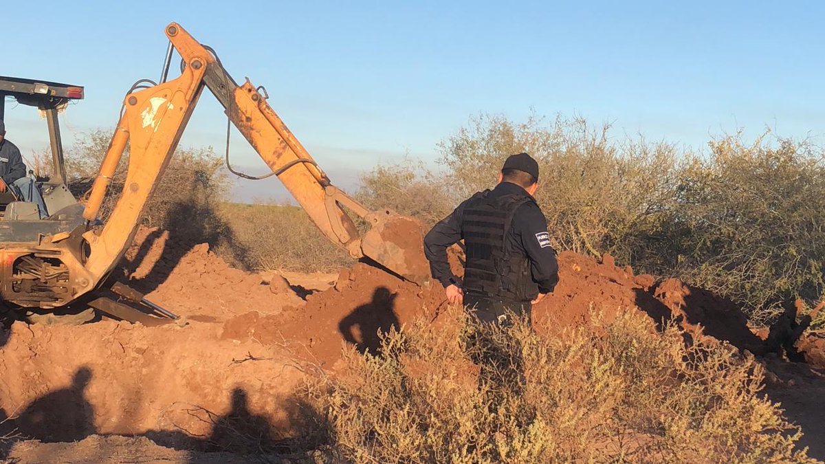 MINAMORENOlex's tweet photo. En #Novolato encuentran vehículo enterrado con restos humanos de tres personas ejecutadas, se reportaron desaparecidos en el 2011

#MexicoSangriento https://t.co/Ux3GtGAav1