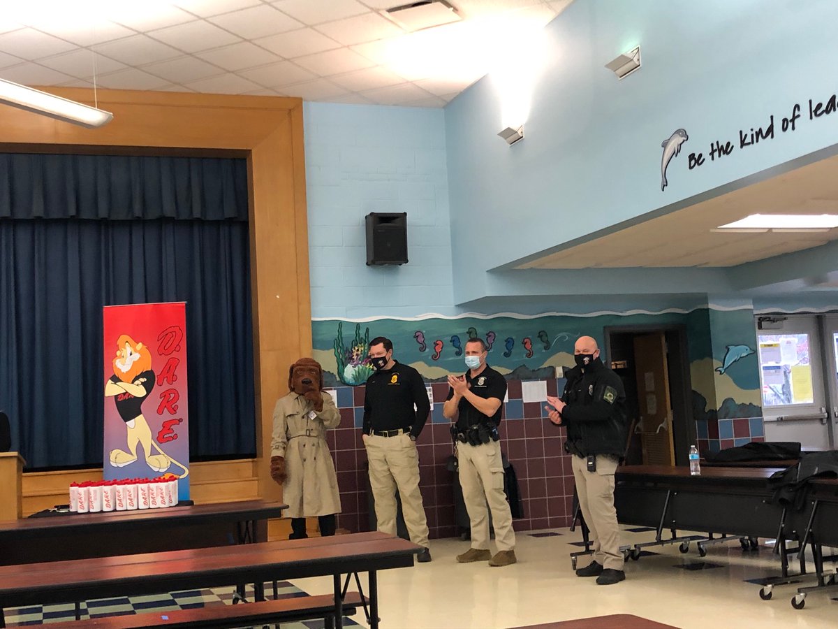 StephanieBanach's tweet photo. Thank you @GreecePoliceNY for the wonderful DARE graduation for the 5th graders at @LongridgeGCSD . @GreeceCentral @snnrago229 @seanhmccabe @tmelore https://t.co/fh5M0R8yr3