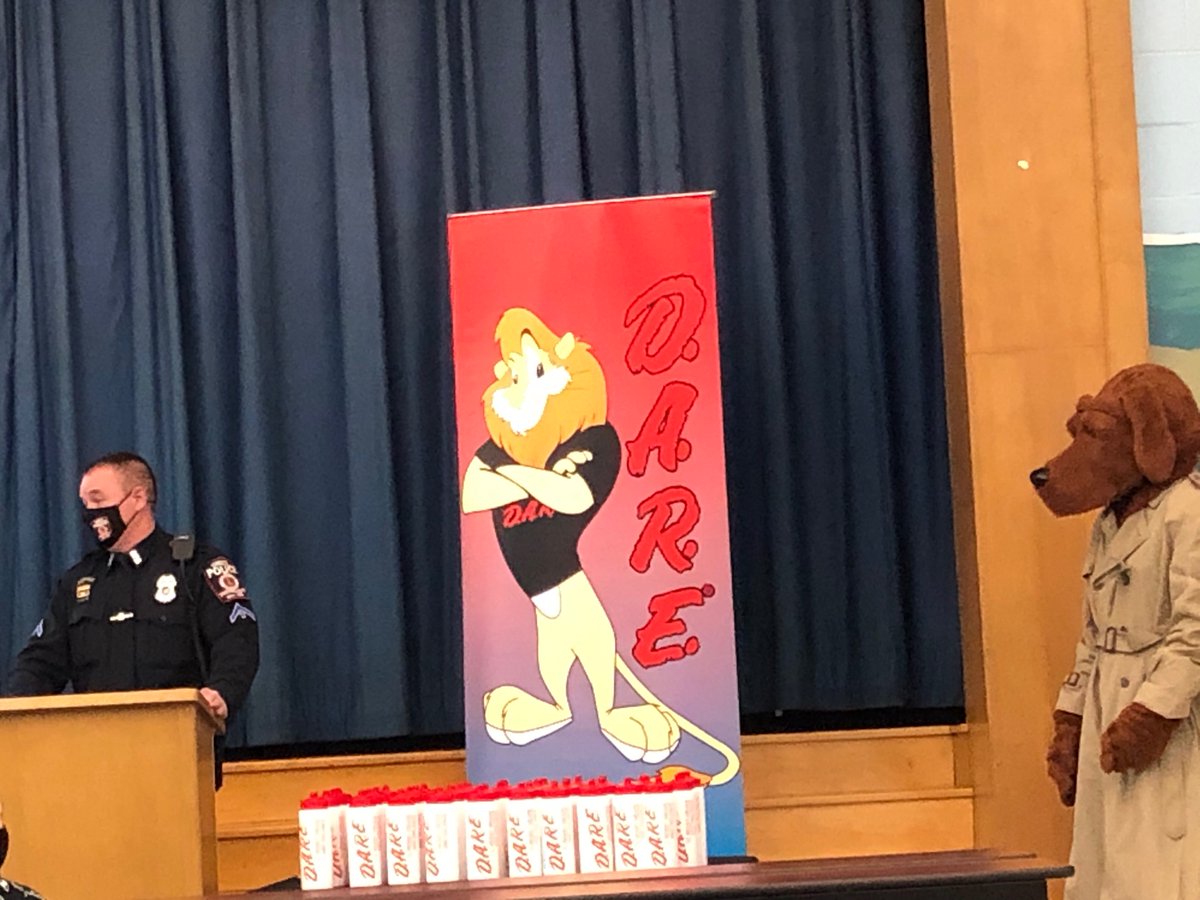 StephanieBanach's tweet photo. Thank you @GreecePoliceNY for the wonderful DARE graduation for the 5th graders at @LongridgeGCSD . @GreeceCentral @snnrago229 @seanhmccabe @tmelore https://t.co/fh5M0R8yr3