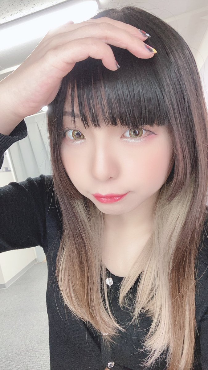 suzuharaaa's tweet photo. 撮影会始まっております〜。
しかし、私の出番まであと30分あるのです🙂

やっぱり昨日の私前髪切るの下手だったかもしれんwww

#東京Lily撮影会 https://t.co/ElA7NUPDi4
