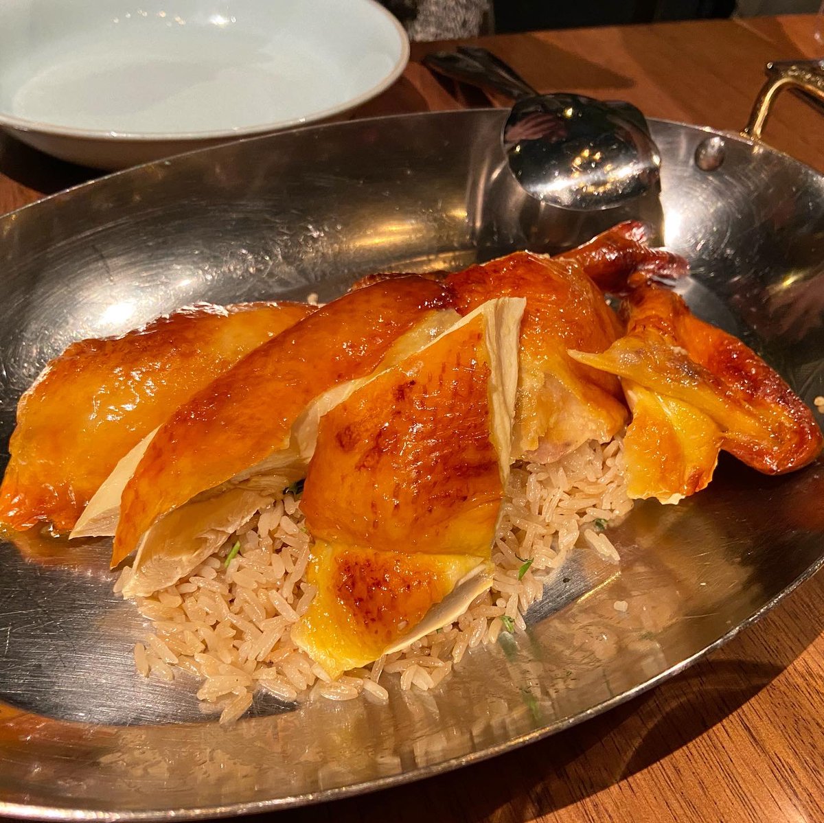 susanjungfood's tweet photo. #roastchicken @batardhk has three #chickenass and #threehalves 😂😂😂. #superdelicious #localchicken with #chickenricerice. Thank you @avenlau for the extra #chickenbutt #popesnose. #socialdistance lunch woth @terriann_w @f.e.r.g.i.e @cosmic_dot @tofimi @meatchelin https://t.co/YOMLBzIrD5