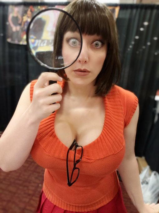 Where are my glasses? 🔎🔎😎
..
#velmacosplay #tgif #glassesgirl #velmadinkley #scoobydoocosplay #cosplaymodel