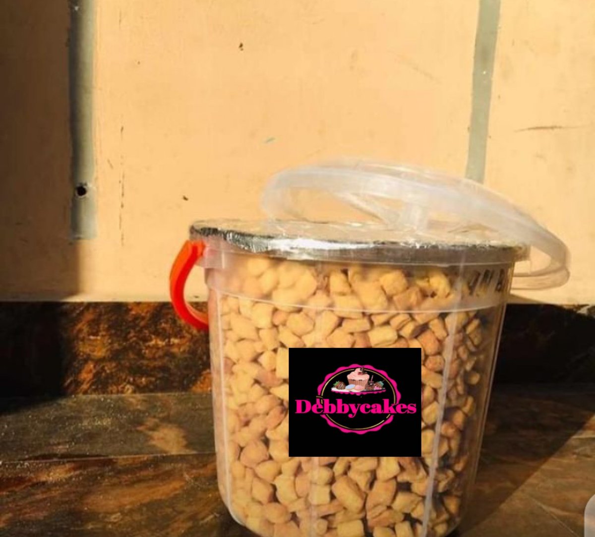 Debbyscake_nmor's tweet photo. Checkout our yummy Chinchin, taste 100% ✅😋 Always available Call/WhatsApp to book yours👉09098535940
#bakersinogudu
#debbyscakes
#chinchin
#snacks
#ogudubakers https://t.co/R55mbBLtbX
