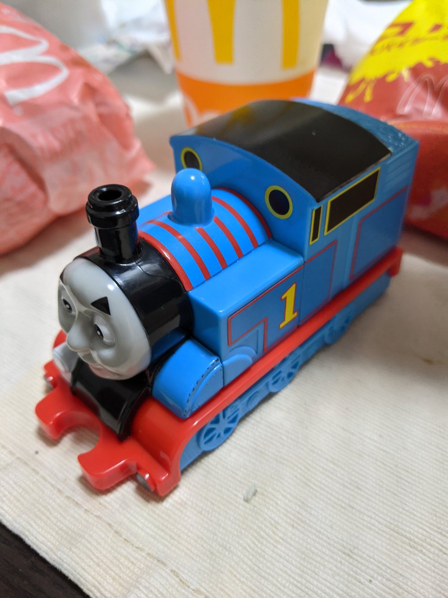 yamaaaaata's tweet photo. 子供にハッピーセットとかプラレールを買い与える度に、ピンセットとか持ち出してきれいにシールを貼りたくなるの父親あるあるな気がする https://t.co/wV6E2p9GBm