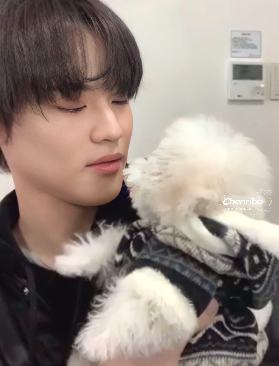 tiny_daegal's tweet photo. papa lele brought daegal at yizhiyu fansign event today~!! 🐶😆
©️Chenribo_lele

#대갈 #daegal @tiny_daegal https://t.co/2ag5pDs8Mx