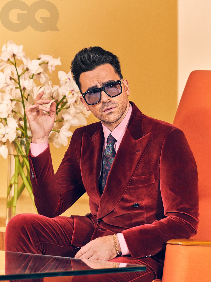 Idk anymore so here's  @danjlevy as the queen's hats, a thread: