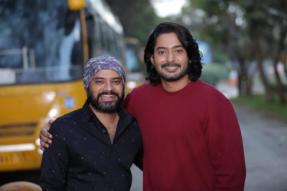 Meghashanthkuma's tweet photo. ಪ್ರಜ್ವಲ್ ದೇವರಾಜ್, ರಚಿತಾ ರಾಮ್, ಶೃತಿ‌ ನಟಿಸುತ್ತಿರುವ, ನಿರ್ದೇಶಕ ಖದರ್ ಕುಮಾರ್ ಬಲ, ನಿರ್ಮಾಪಕ ಕೆ.ಎಂ.ಶಶಿಧರ್ ಛಲದೊಂದಿಗೆ ರೆಡಿಯಾಗ್ತಿರೋ ವೀರಂ ಸಿನಿಮಾದ ಶೂಟಿಂಗ್ ಇಂದಿನಿಂದ ಶುರುವಾಗಿದೆ.
#Prajwaldevaraj
#dimplequeenrachitharam
#Shruthi
#Khadarkumar
#KmShashidar
#Veeramshooting https://t.co/VyWJomc8LO
