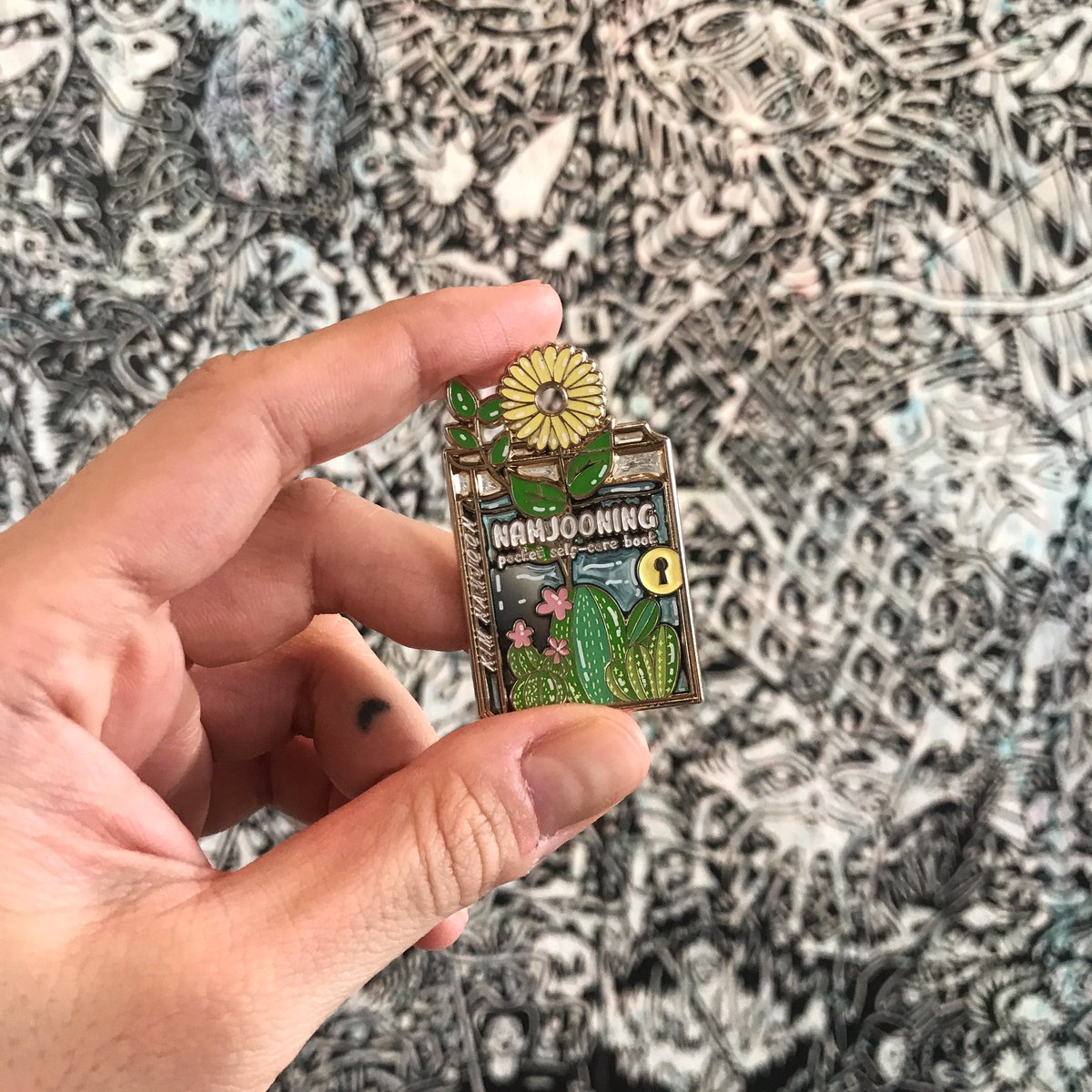 diduseemybagph's tweet photo. Went Namjooning (for the first time after the lockdown) while wearing this pin a few weeks ago💜
Made sure to wear a mask + practice social distancing, of course☺️
Happy weekend everyone! Stay safe!

Namjooning pin by @kalanchoeism 💜

#WhatsOnOurBag
#DYSMBPC
#BTSPinCollection https://t.co/vZ2U8lC0P4