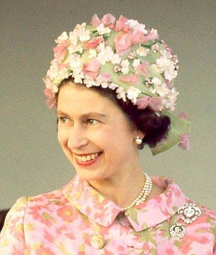 Idk anymore so here's  @danjlevy as the queen's hats, a thread: