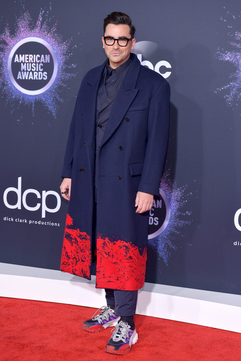 Idk anymore so here's  @danjlevy as the queen's hats, a thread: