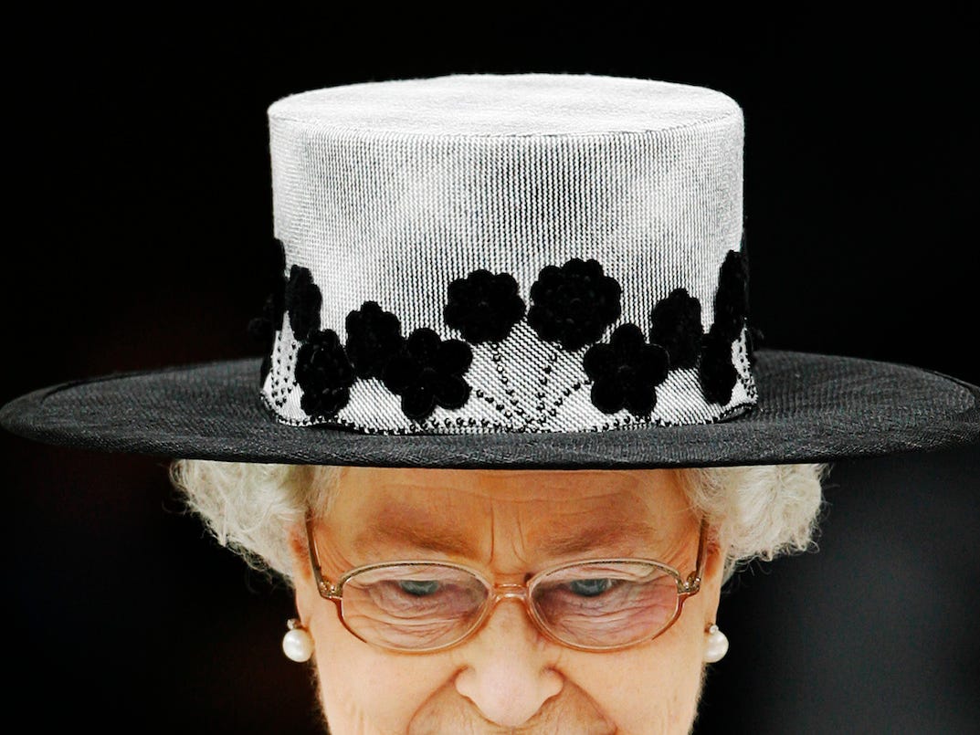Idk anymore so here's  @danjlevy as the queen's hats, a thread: