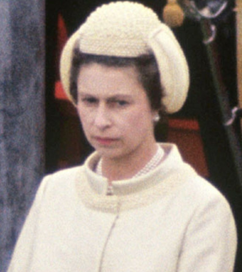 Idk anymore so here's  @danjlevy as the queen's hats, a thread: