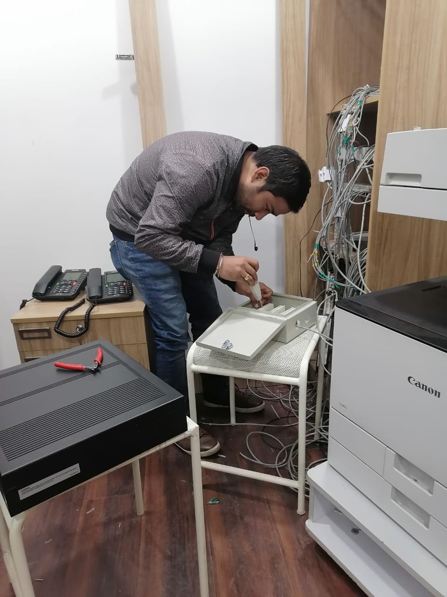 ilogicinfotech's tweet image. EPABX Panasonic KX-NS300 (6/2/32) installation.
Call: +91 9911 09 8755, 
          +91 9313 39 8755