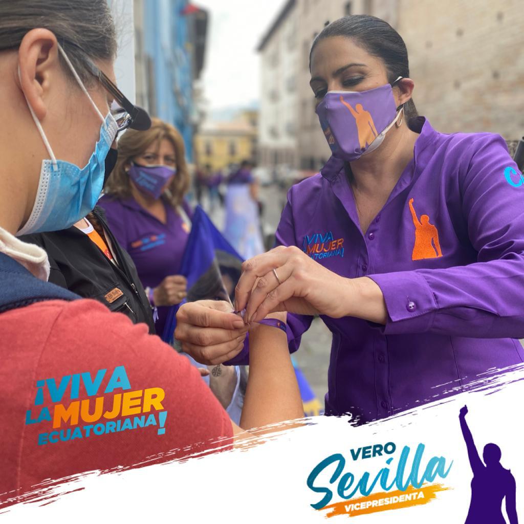 verosevillaec's tweet photo. Nuestro #CentroHistórico es un lugar inigualable, a cada paso encontramos historias de mujeres y hombres extraordinarios y trabajadores. Contamos con ustedes para cambiar el #Ecuador 🇪🇨. 
#CeliSevilla2021 
#VivaLaMujerEcuatoriana 
#MujerValiente https://t.co/vNyRLYA2Ko