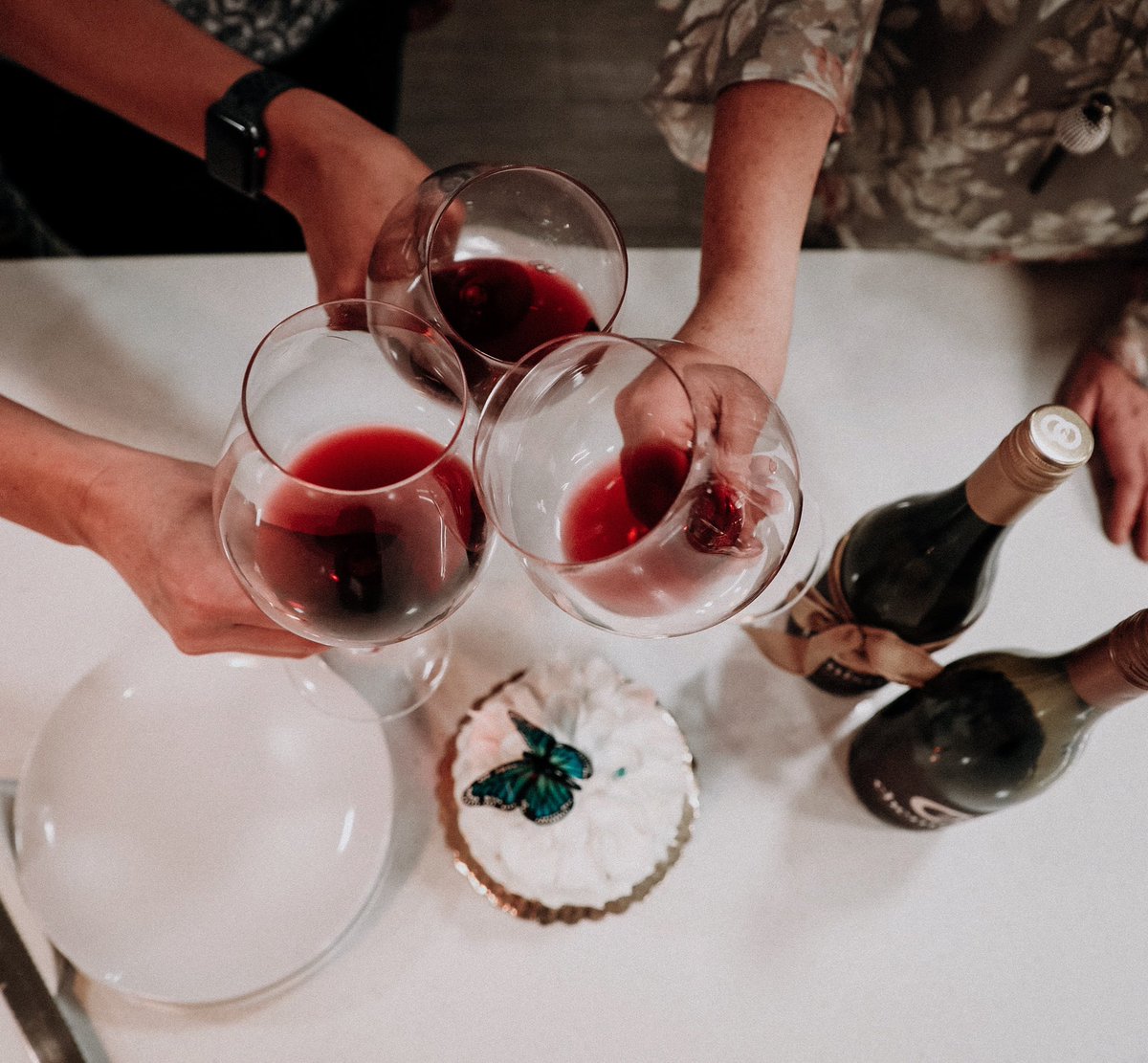 ChemistryWine's tweet photo. Cheers to Friday! Have some cake, and by cake I mean wine. #FridayFeeling #oregonwine #cheers #weekendvibes #win #pinotnoir https://t.co/vFycAgJjZc