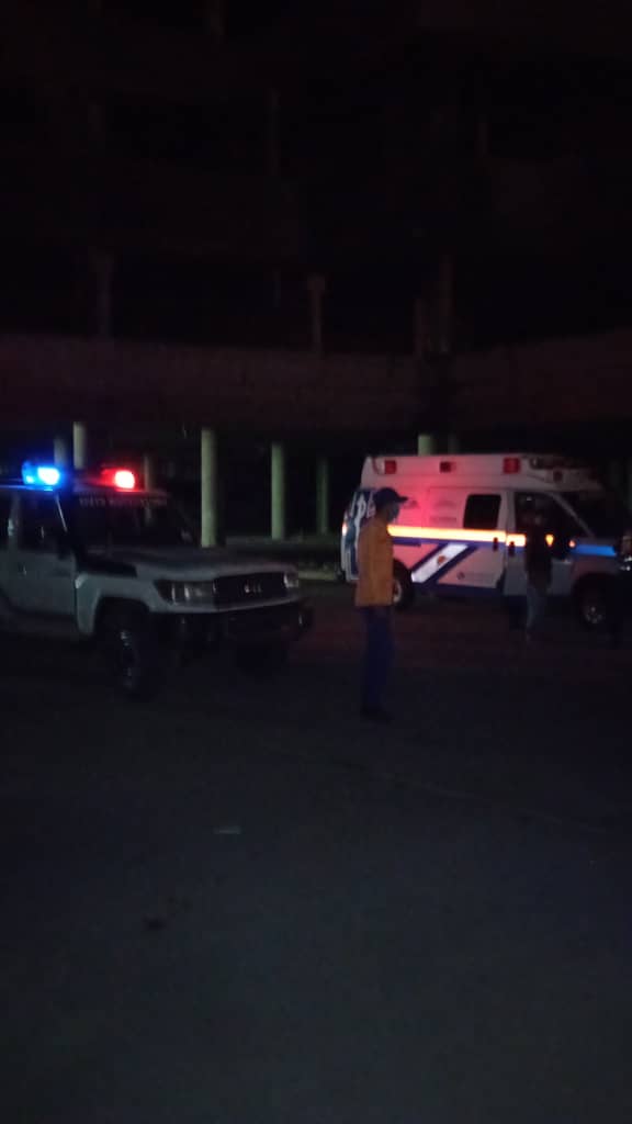 Herminia_kayapa's tweet photo. La tarde de este viernes 08 de enero se presentó un incendio en la zona boscosa del estacionamiento del Centro Comercial Caribbean Mall.

No se presentaron ningún tipo de daños materiales, en el sitio se apersonaron PC Sotillo, Polisotillo, PC Urbaneja y los bomberos del estado. https://t.co/Nxel9w5kGm