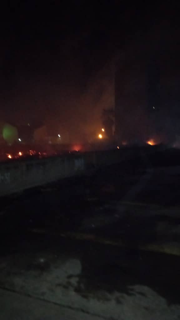 Herminia_kayapa's tweet photo. La tarde de este viernes 08 de enero se presentó un incendio en la zona boscosa del estacionamiento del Centro Comercial Caribbean Mall.

No se presentaron ningún tipo de daños materiales, en el sitio se apersonaron PC Sotillo, Polisotillo, PC Urbaneja y los bomberos del estado. https://t.co/Nxel9w5kGm