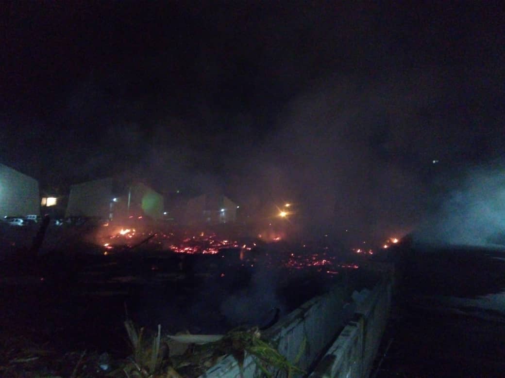 La tarde de este viernes 08 de enero se presentó un incendio en la zona boscosa del estacionamiento del Centro Comercial Caribbean Mall.

No se presentaron ningún tipo de daños materiales, en el sitio se apersonaron PC Sotillo, Polisotillo, PC Urbaneja y los bomberos del estado.