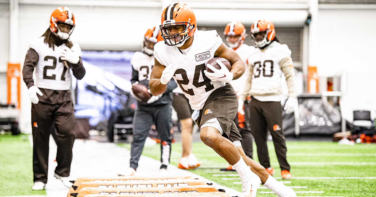 Browns's tweet photo. Back at it.

📸's » https://t.co/B1yZOzW4mT https://t.co/evzcsofoth
