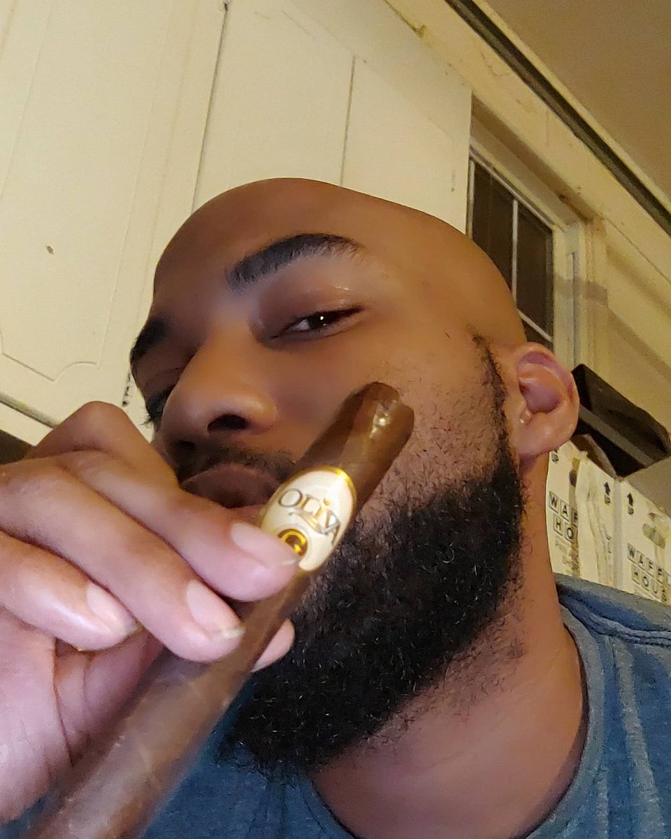 kingq28's tweet photo. Going with an @olivacigars the G series and watching the ball brothers go at it #cigarporn #CigarLifestyle #herficionado #PSSITA #cigarworld #CigarsDaily https://t.co/y9juBj1b1F