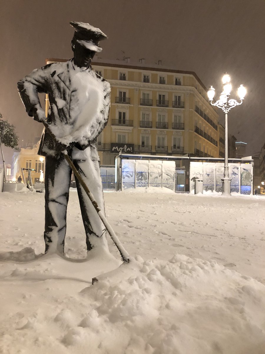 JulienGarrel's tweet photo. C’est bien connu, en Espagne, les plus beaux cadeaux n’arrivent pas fin décembre avec le Père Noël, mais début janvier avec les Rois Mages (et clairement, celui-ci n’arrive pas tous les ans !)
#Madrid ❄️❄️❄️ https://t.co/y1kFySZVPE