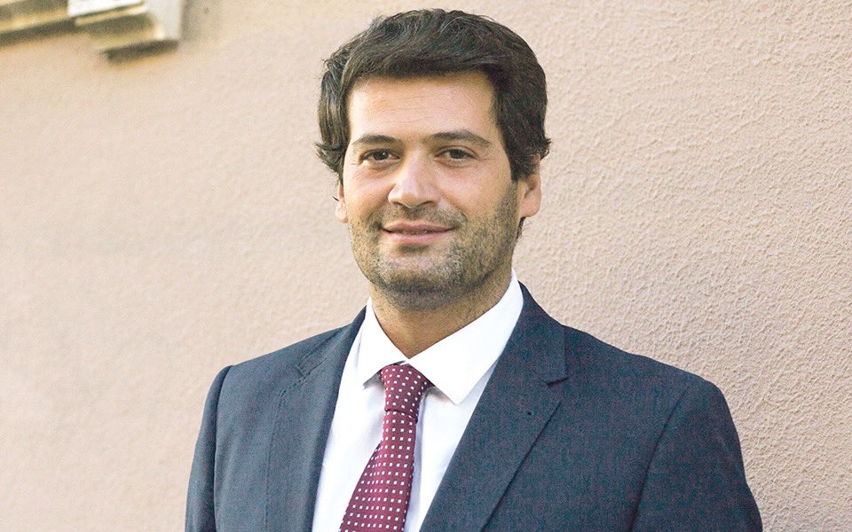 ANDRE VENTURA- chega (far right)- wants to go against the system- wants to reform the constitution - says he wont be the president of minorities and people who “live with the governments money” - wants to privatise education and healthcare (+ cont cause hes the problem)