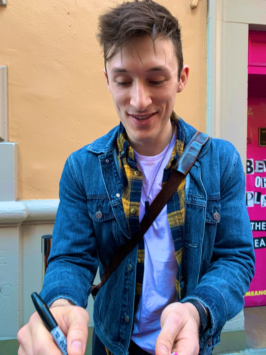 shinblaqplus's tweet photo. I remember trying to get out the theatre as quick as possible to get to the stage door, the entire time I was in NYC at all I could think about was meeting the cast even though I hardly said anything I was that nervous 😩 @MeanGirlsBway #MeanGirlsBway #fetchfans https://t.co/C2UsMsBLvI