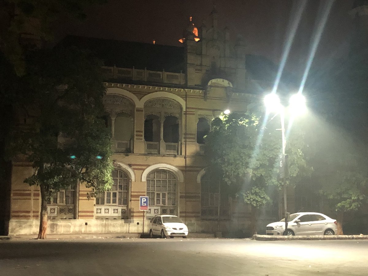Shamsher_IPS's tweet photo. O500. AM view of iconic buildings of the city @ourvadodara .Night patrolling #vadodadra https://t.co/DdYuCCPoY5