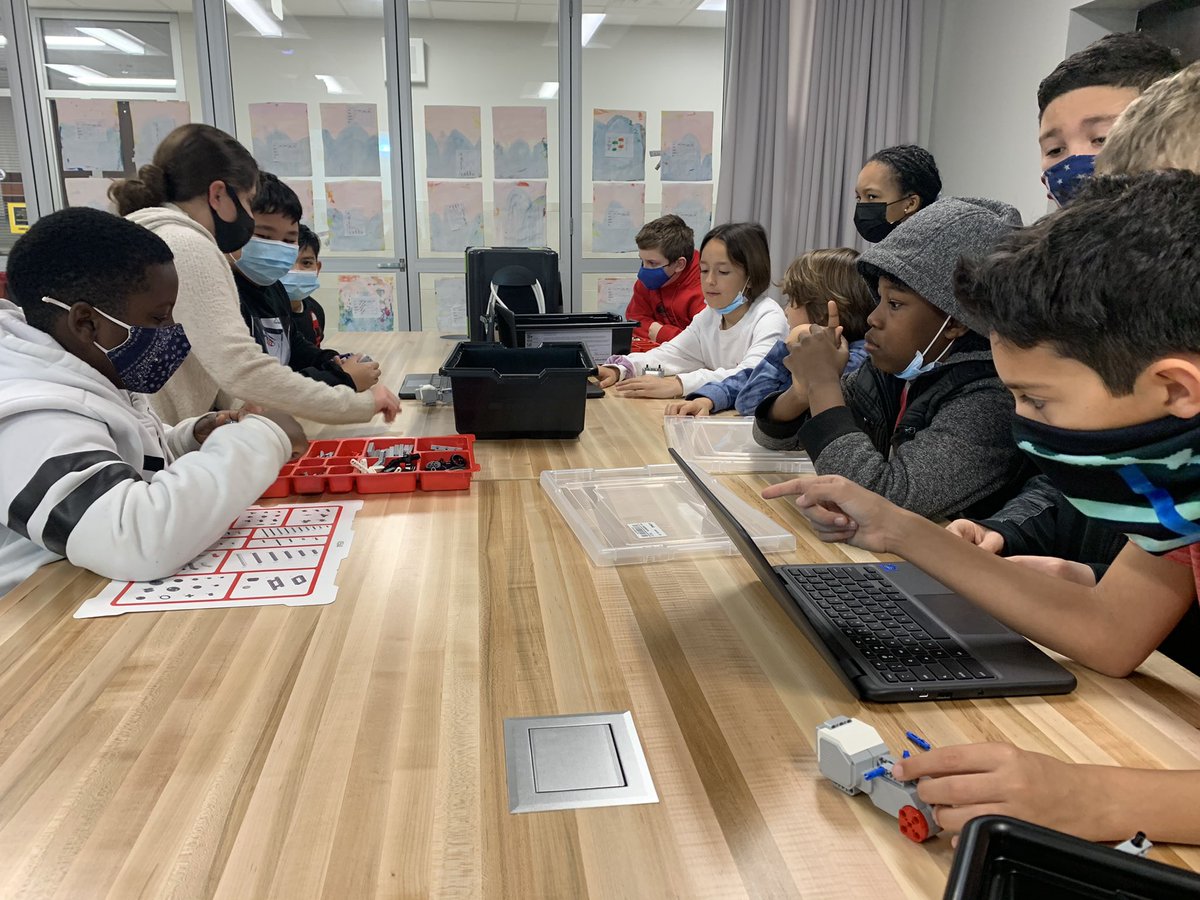 KeithK_TechCE's tweet image. Just wrapped up an exciting week of robotics @HumbleISD_CE. All grade levels participated in some form or fashion. Even got to start our entire 5th grade on this years #HEROrobotics 15 Teams! @ElizabethFagen @LuciSchulz1 #LightTheWay @HumbleISD_DDI #HumbleTILT